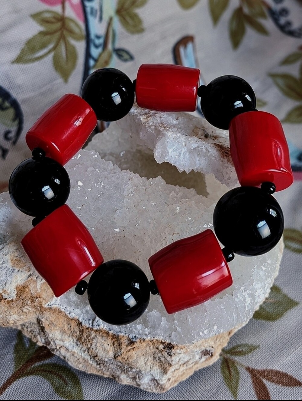 Lucite Stretch Vintage Abstract Red Barrel Round Black Seed Beads Bracelet